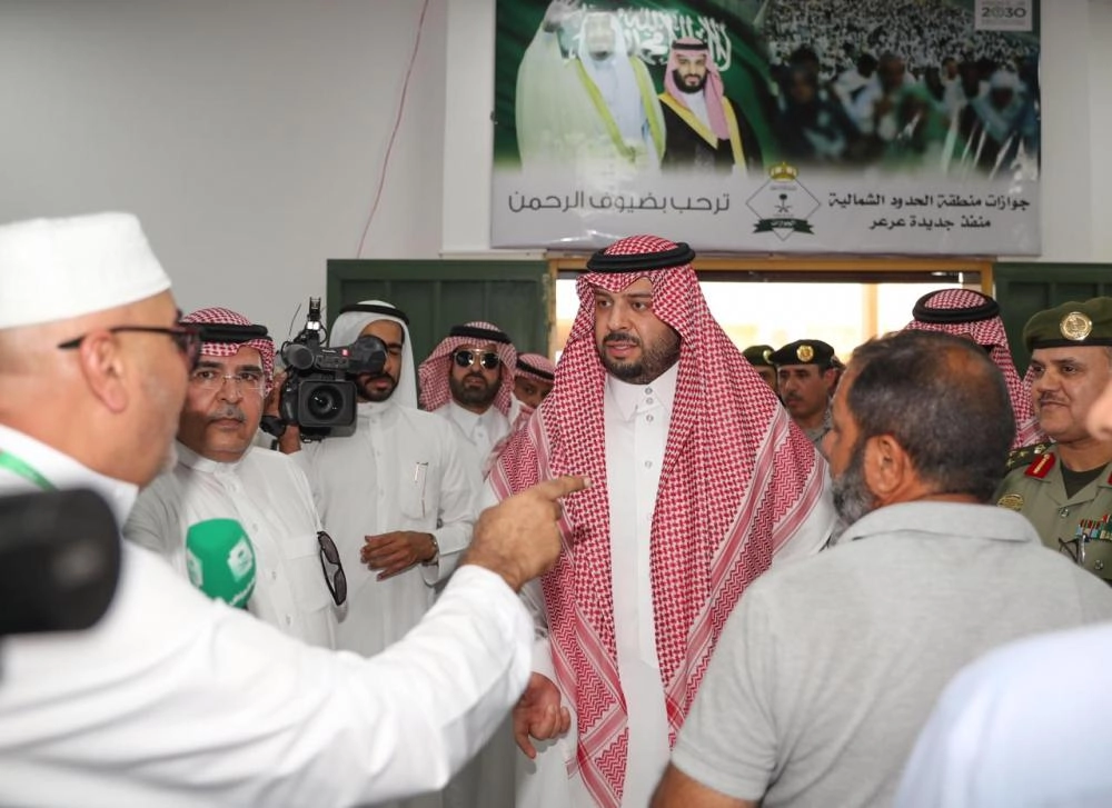 الأمير فيصل بن خالد بن سلطان يستقبل الدفعة الأولى من الحجاج العراقيين