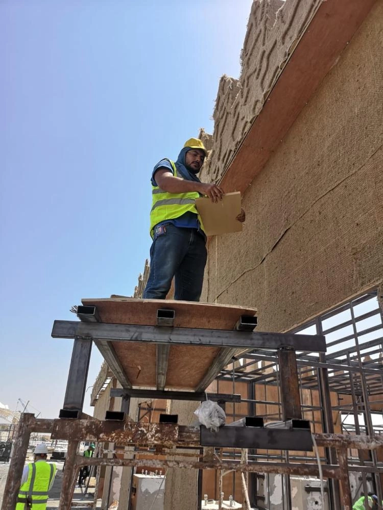 67 شاباً وفتاة سعوديين يشاركون في إنشاء منطقة الأسواق التاريخية لـ"عكاظ"