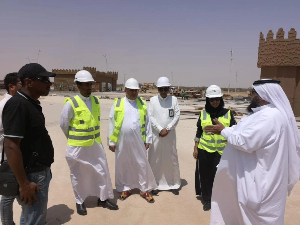 67 شاباً وفتاة سعوديين يشاركون في إنشاء منطقة الأسواق التاريخية لـ"عكاظ"