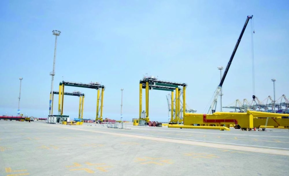 أثناء تركيب الحاويات الجديدة (ميناء الملك عبدالله)