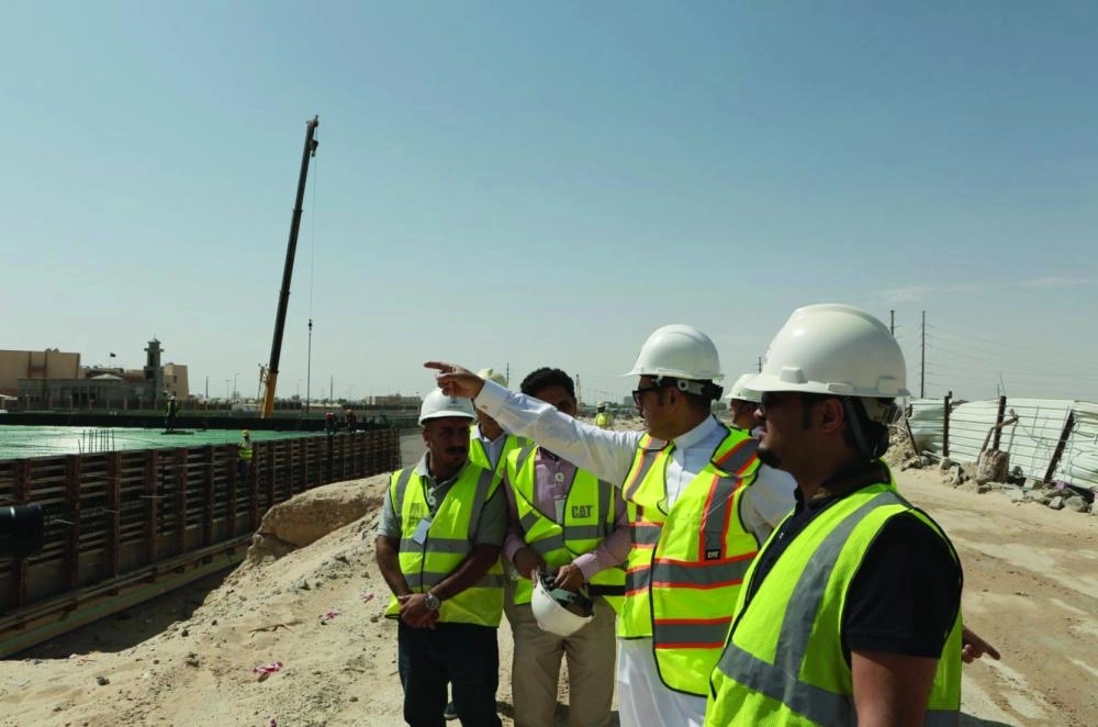 عادل الملحم خلال تفقده للعمل بالمشروع                                              (واس)