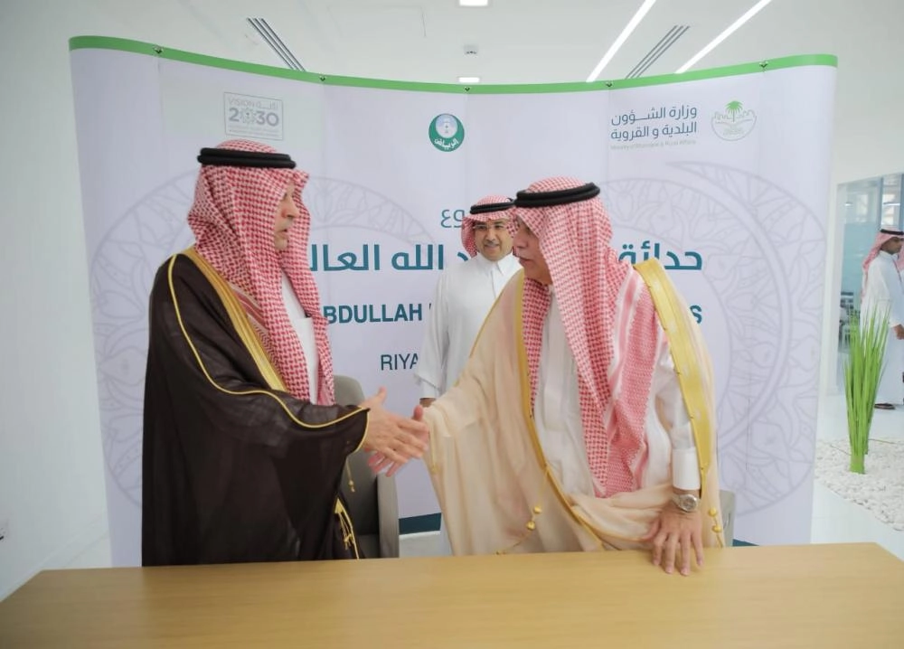 القصبي يوقع عقد استكمال مشروع حدائق الملك عبدالله