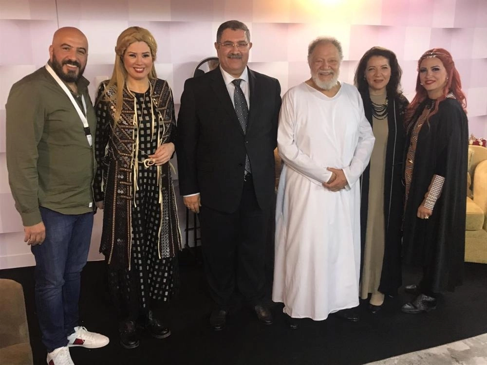 المشاركين في العرض المسرحي