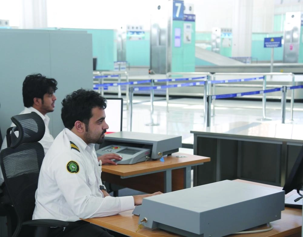 






موظفا جمارك في مطار المدينة المنورة                                            (مكة)