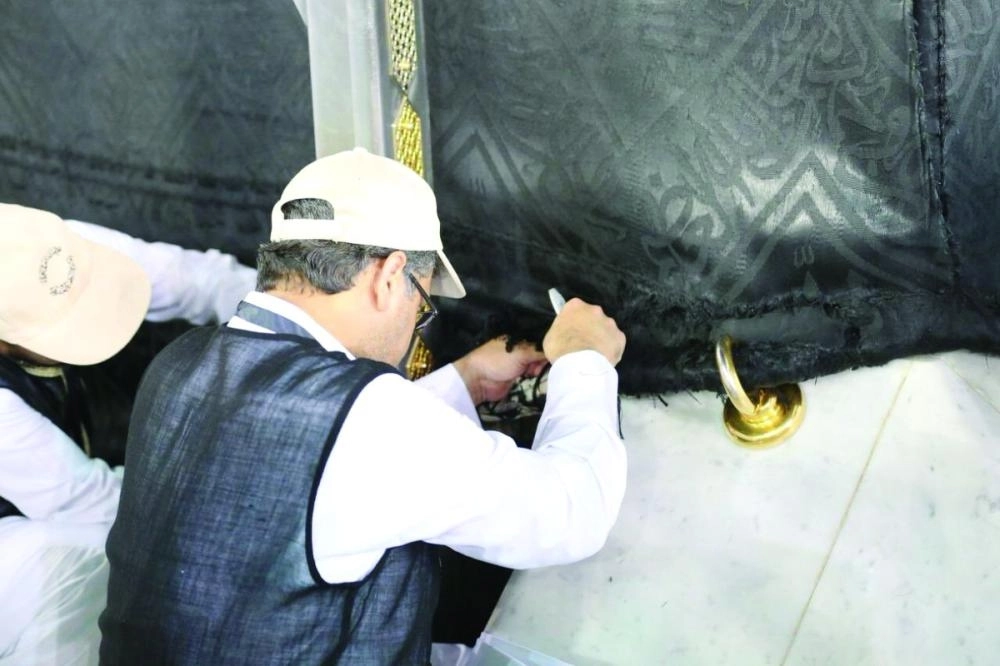 تثبيت ثوب الكعبة بعد رفعه (مكة)