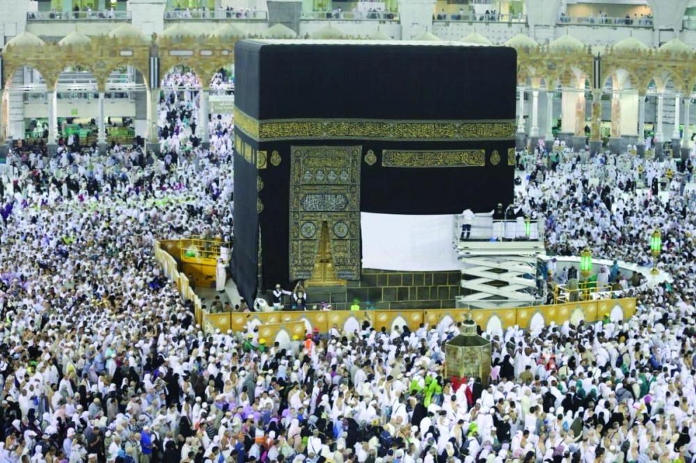 فريق العمل أثناء رفع ثوب الكعبة (مكة)