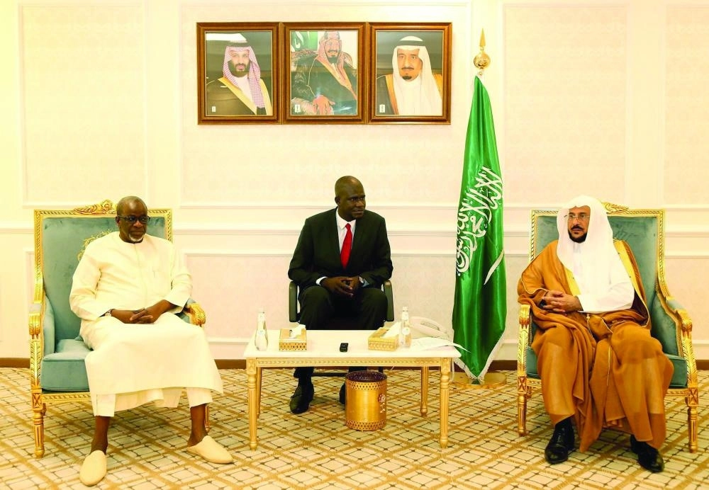 






عبداللطيف آل الشيخ خلال لقائه الحاج موسى درامي  (واس)