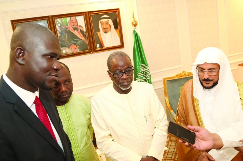 عبداللطيف آل الشيخ خلال لقائه الحاج موسى درامي   (واس)