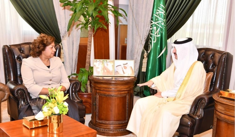 الأمير سعود بن نايف أثناء استقباله القنصل العام الأمريكي 