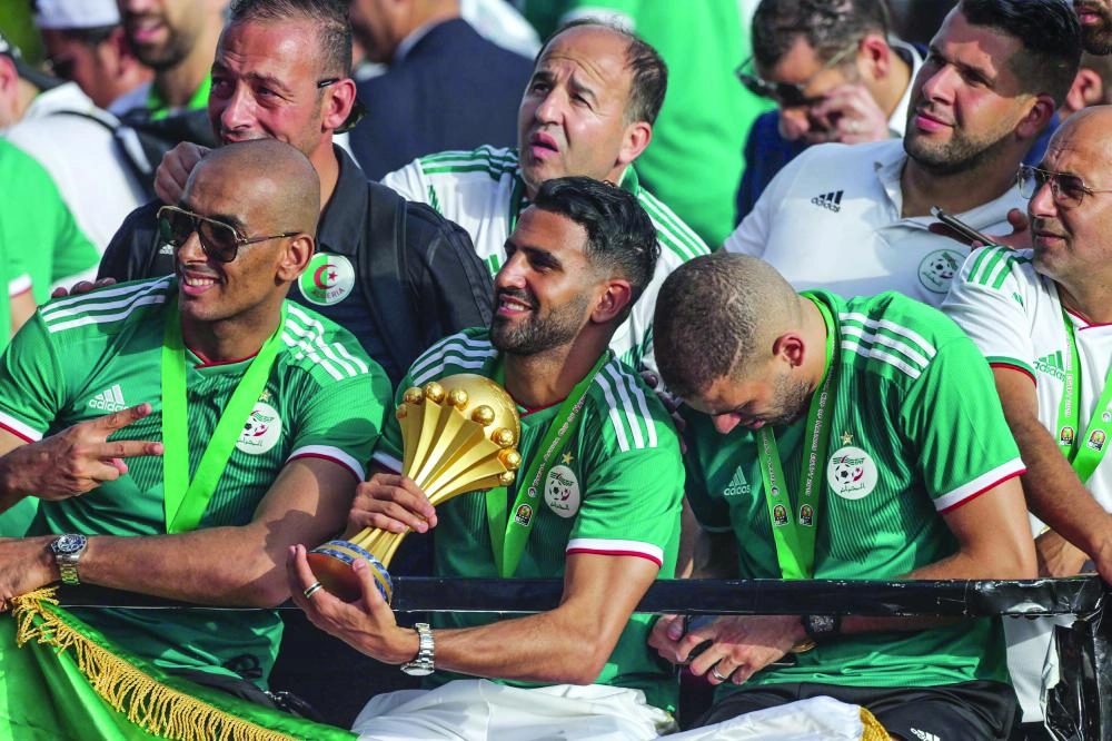 كأس أفريقيا في أيدي رياض محرز وزملائه (د ب أ)
