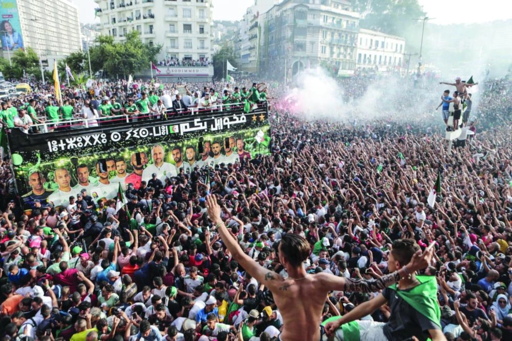 الآلاف يستقبلون منتخب الجزائر (د ب أ)
