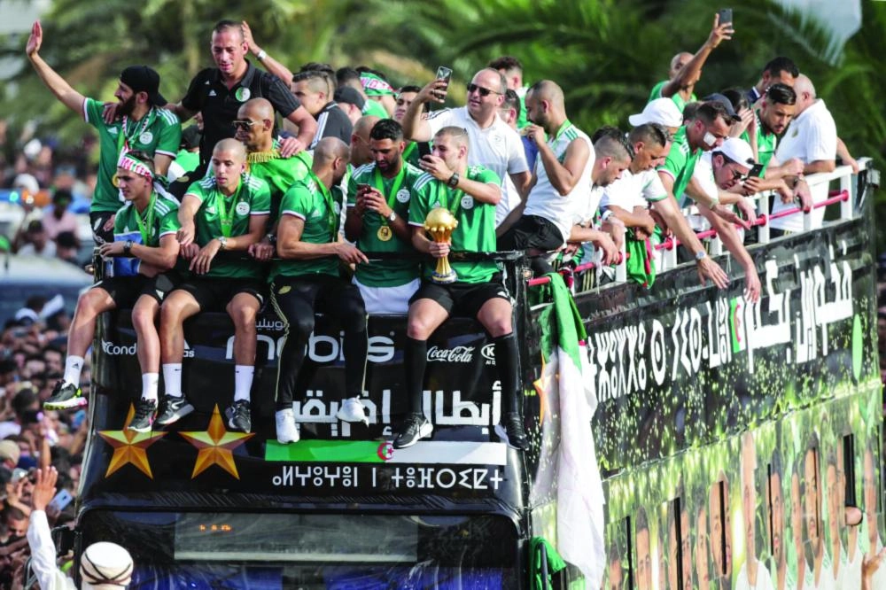 الجزائريون يحتفلون في شوارع العاصمة (د ب أ)