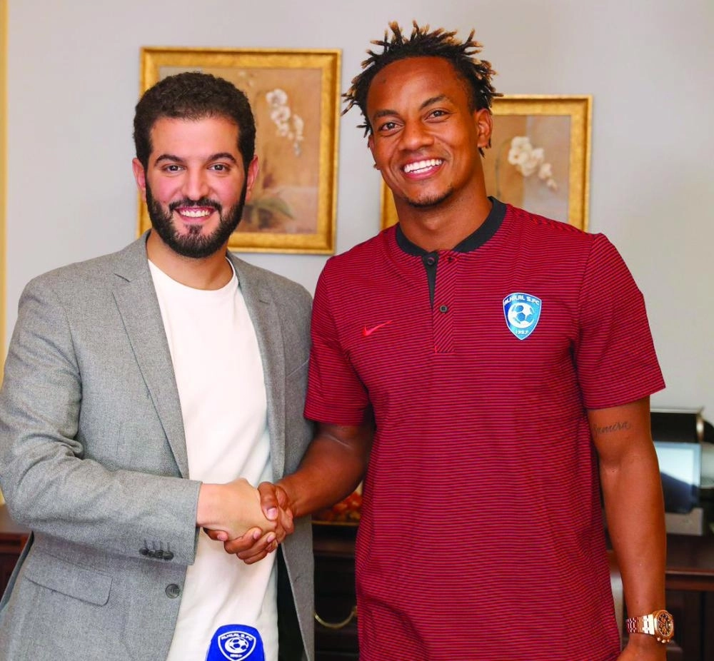 






كاريو مع فهد بن نافل عقب التوقيع                   (إعلامي الهلال)