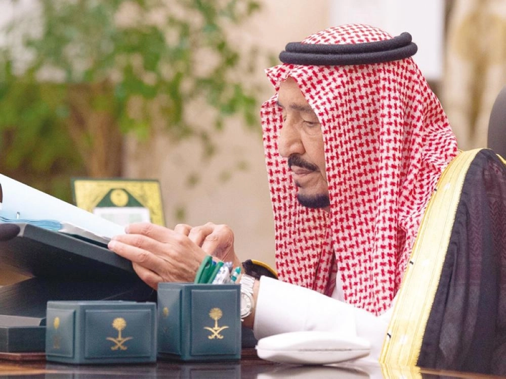 الملك سلمان لدى ترؤسه جلسة مجلس الوزراء في نيوم أمس (واس)