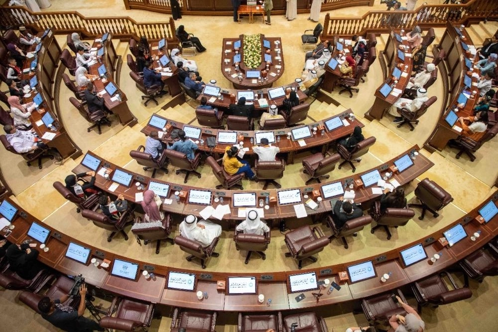 الأعضاء خلال عملية التصويت