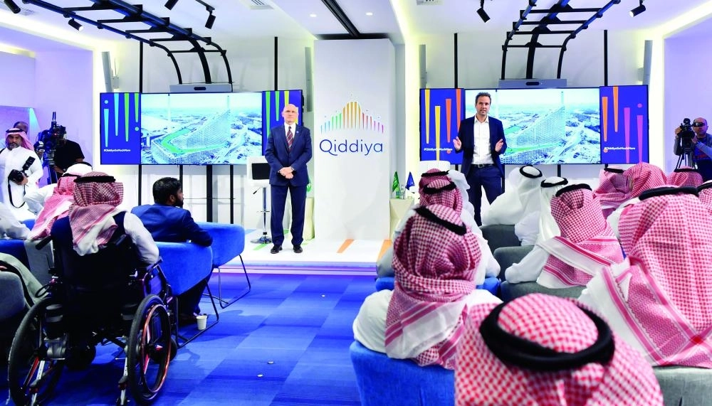 






خلال العرض في موقع المشروع                                                                                                     (القدية) 