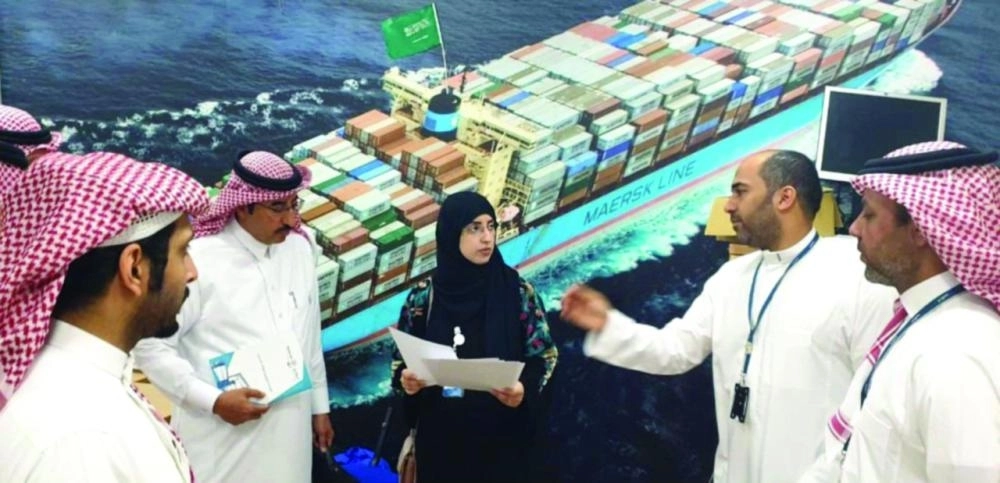المراقبة أثناء متابعة عملها في ميناء جدة (موانئ)
