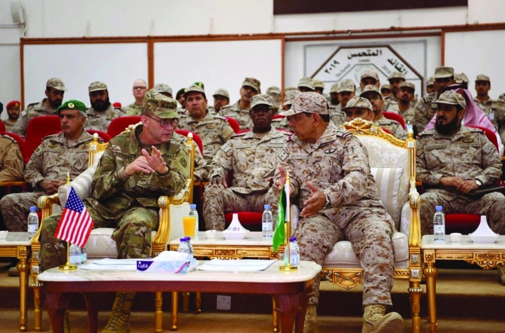 فهد المطير وتيري فيريل خلال ختام التمرين في حفر الباطن أمس (مكة)