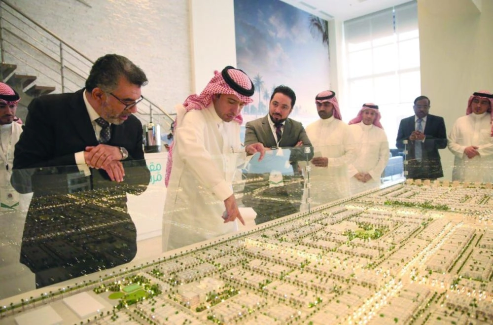 الحقيل خلال زيارته المشروع (الإسكان)