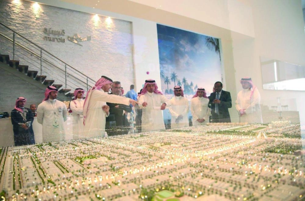 الحقيل خلال زيارته المشروع (الإسكان)