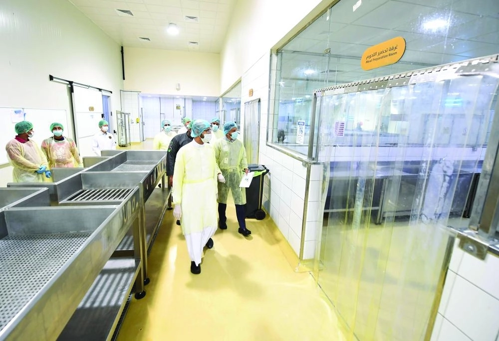 هشام الجضعي خلال زيارة المصنع (مكة)