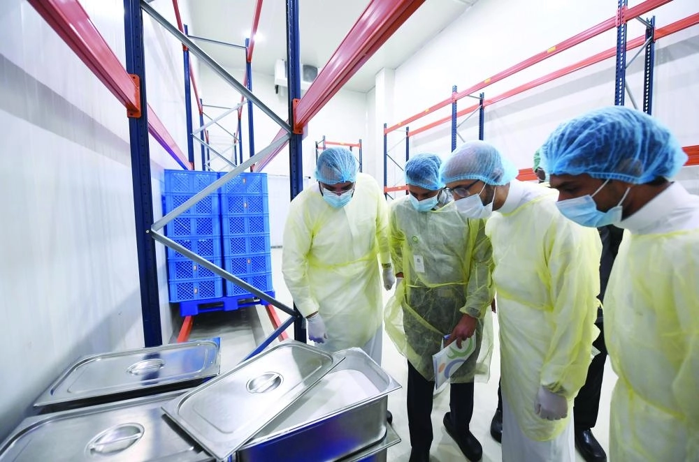 






هشام الجضعي خلال زيارة المصنع                                               (مكة)