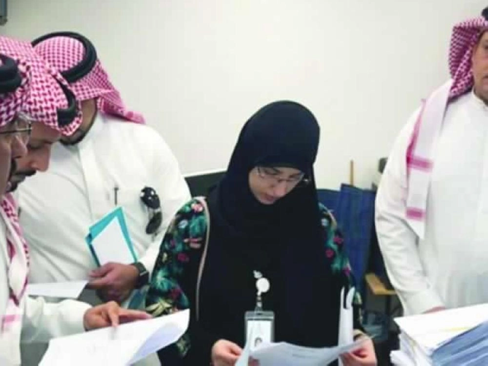 المراقبة أثناء متابعة عملها في ميناء جدة          (موانئ)