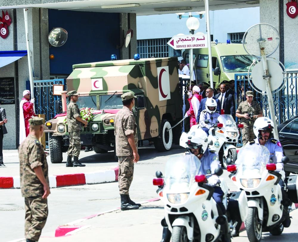 






القافلة التي تحمل جثمان قايد السبسي تغادر المستشفى العسكري                         (د ب أ)