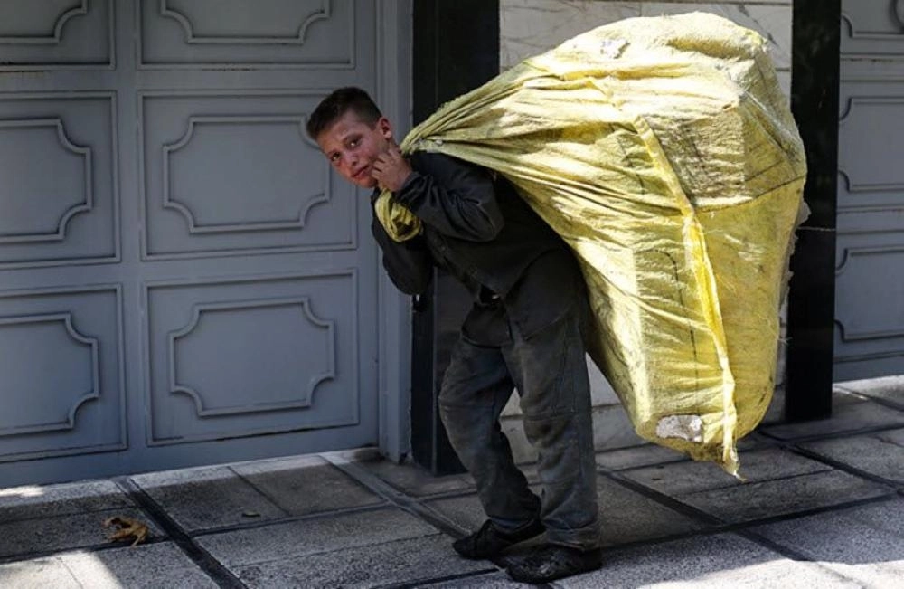 






طفل يعمل في جمع القمامة (مكة)