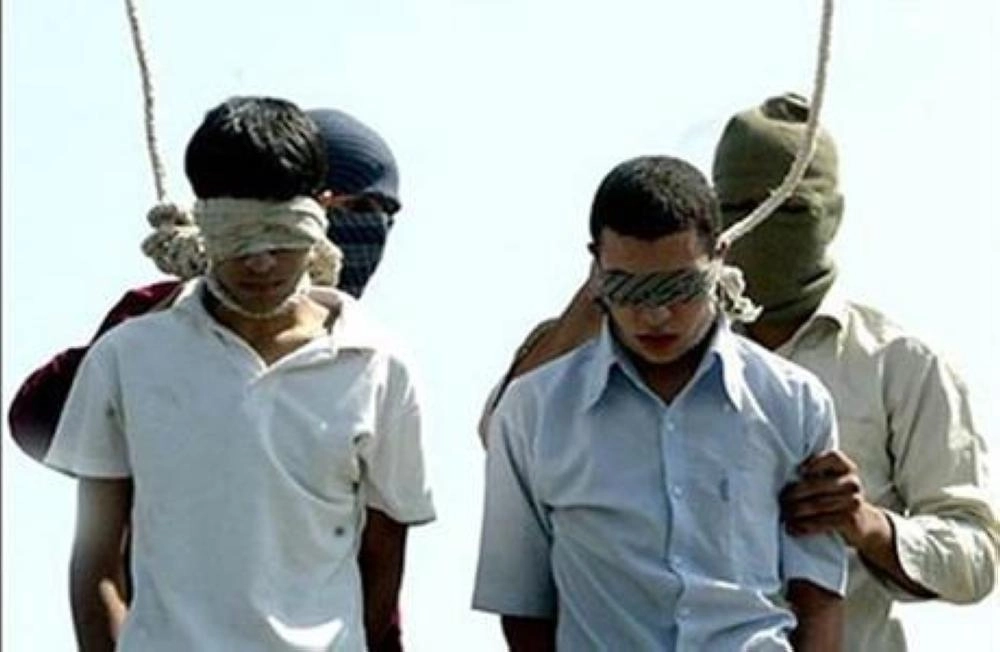 






أطفال يساقون لحبل الإعدام