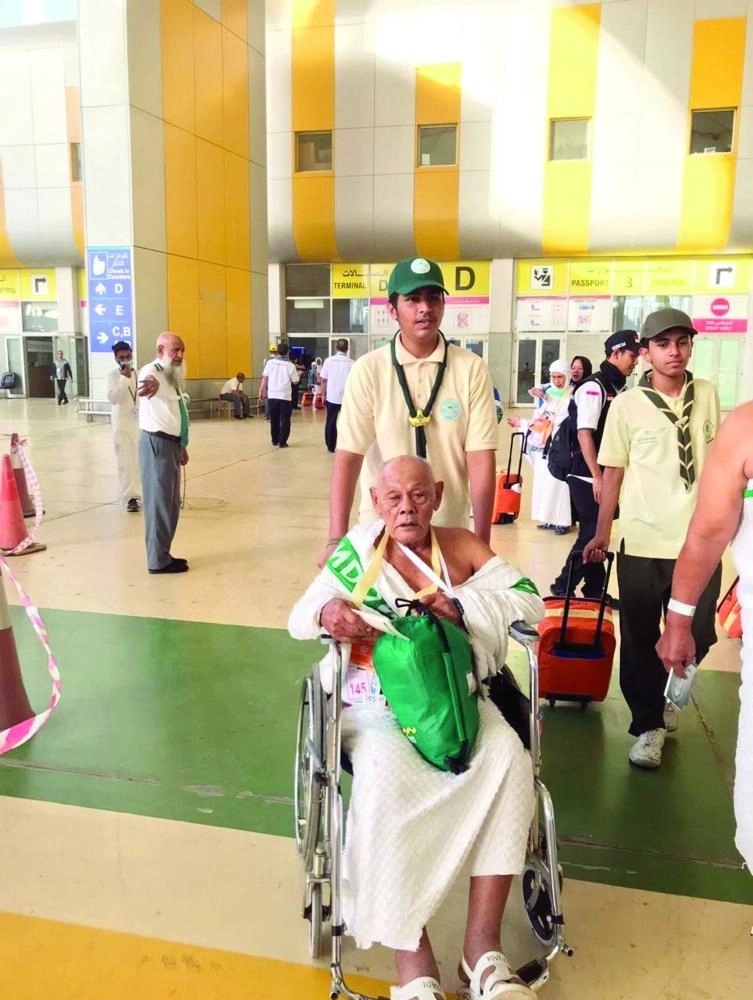 






من مساعدة الكشافة لكبار السن              (مكة)