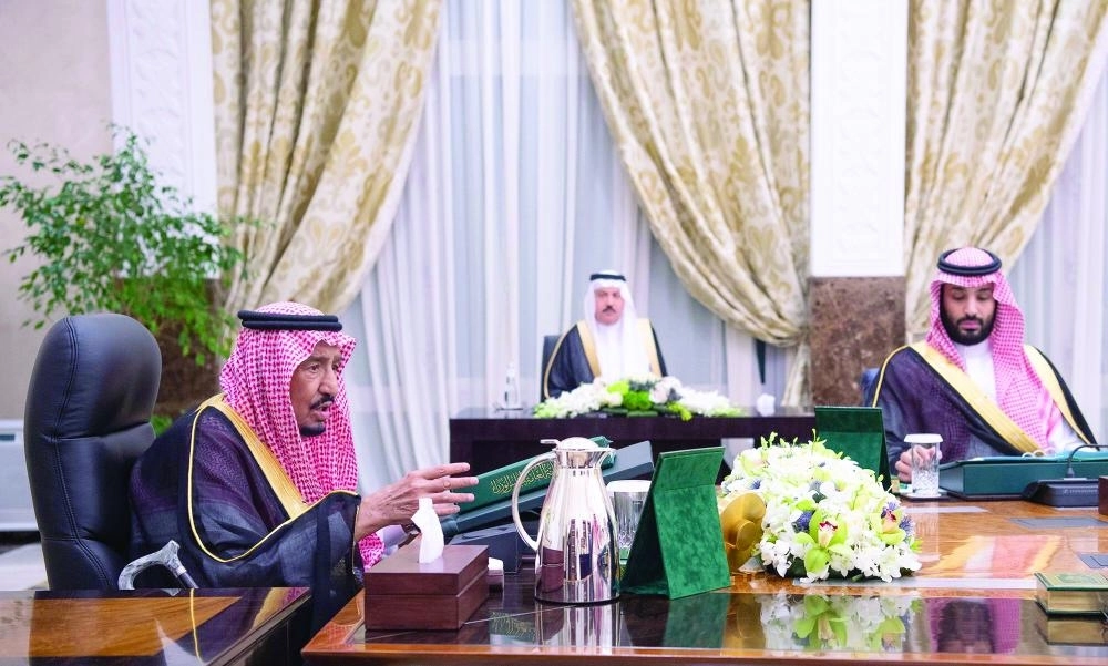 الملك سلمان لدى ترؤسه جلسة مجلس الوزراء في نيوم بمنطقة تبوك أمس (واس)