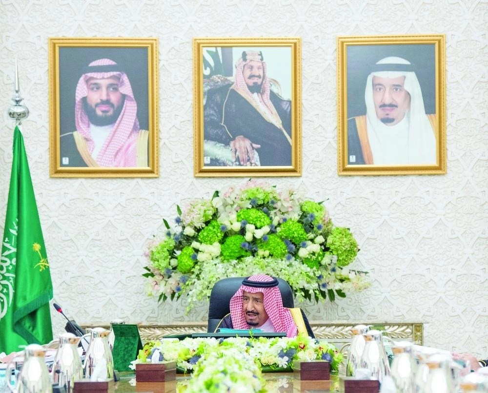 الملك سلمان لدى ترؤسه جلسة مجلس الوزراء في نيوم بمنطقة تبوك أمس (واس)