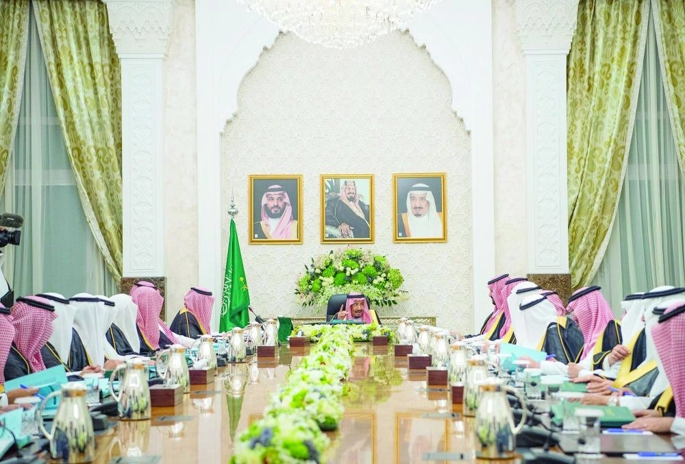الملك سلمان لدى ترؤسه جلسة مجلس الوزراء في نيوم بمنطقة تبوك أمس (واس)