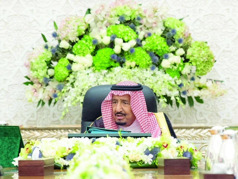 الملك سلمان لدى ترؤسه جلسة مجلس الوزراء في نيوم بمنطقة تبوك أمس (واس)