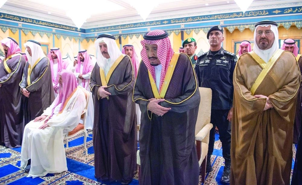 



الملك سلمان خلال الصلاة على الأمير بندر بن عبدالعزيز في المسجد الحرام                             (واس)