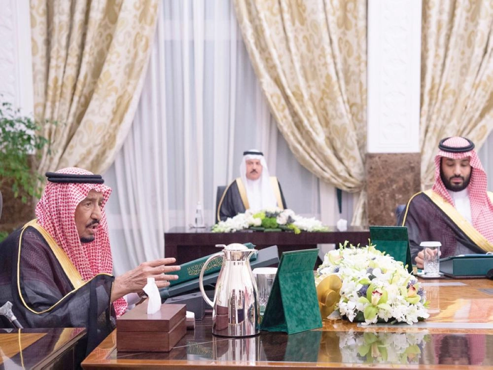 الملك سلمان لدى ترؤسه جلسة مجلس الوزراء في نيوم بمنطقة تبوك (واس)