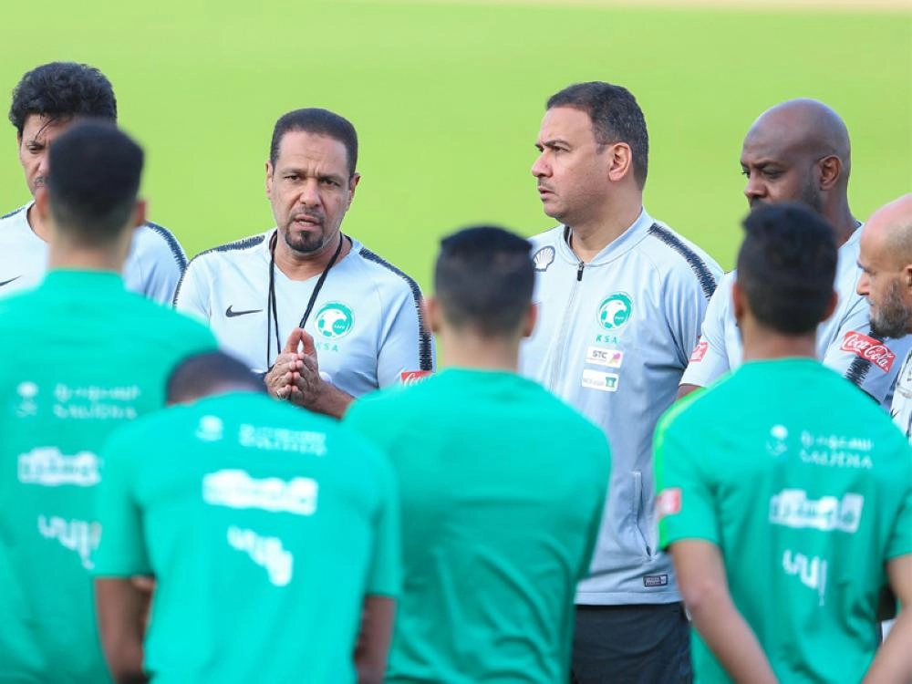 عنبر خلال قيادته تدريبا سابقا للأخضر                                                                                                    (مكة)