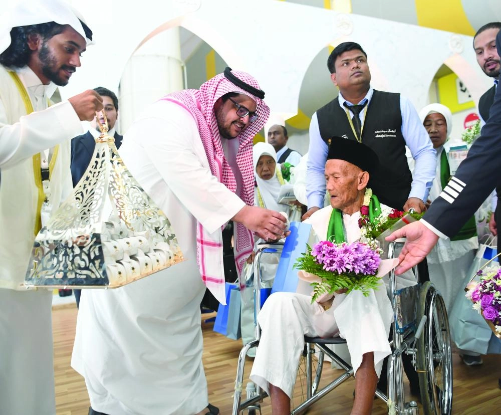 






أوهي عيدروس لدى وصوله إلى مطار جدة أمس                                      (مكة)