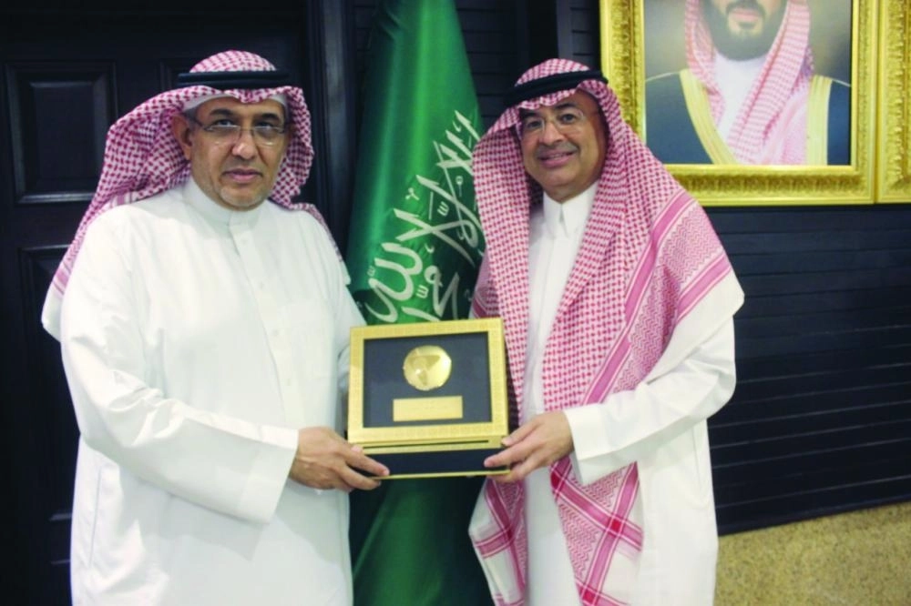 



الشبل يتسلم درعا من النصبان                                                   (مكة)