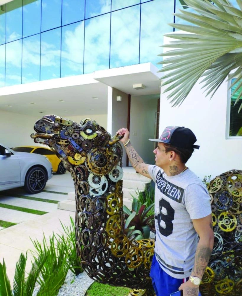 






مجسم للجمل أمام منزله بالبرازيل                      (مكة)