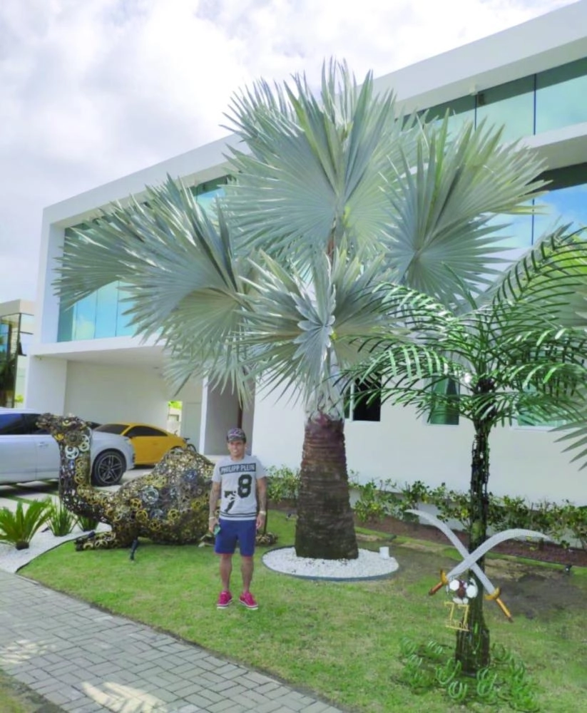 منزل إيلتون يتزين بذكرياته في السعودية (مكة)