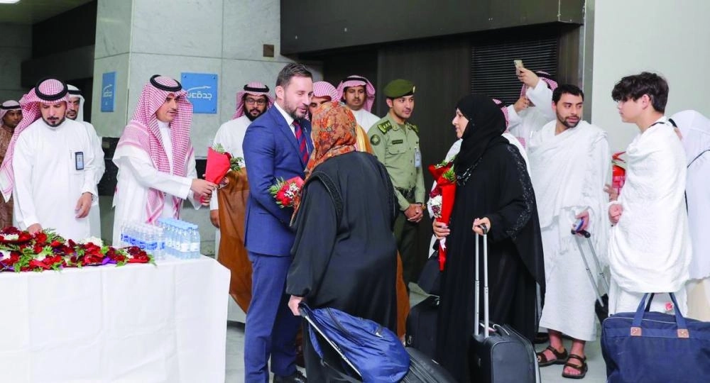 






الدفعة الأولى من الضيوف لدى وصولهم إلى جدة أمس                                                                                                  (مكة)