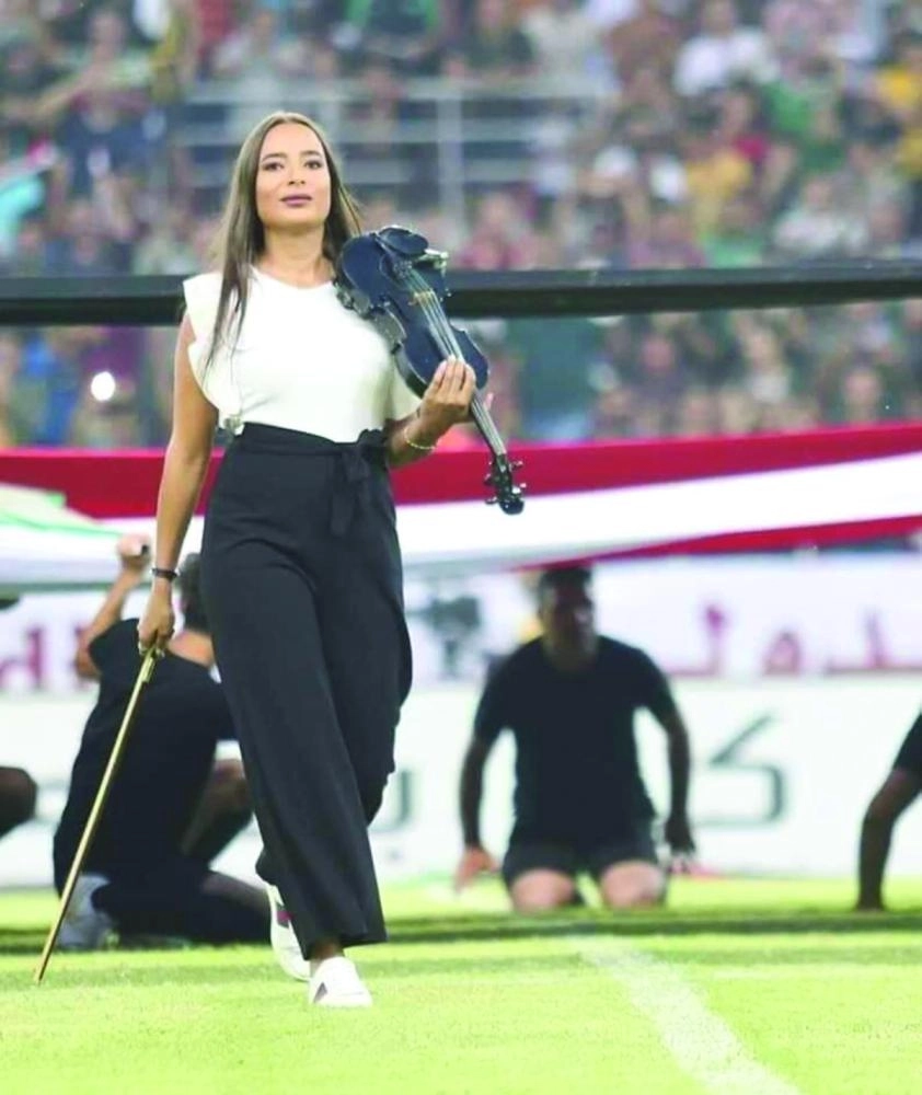 عازفة الكمان التي أحدثت انقساما في كربلاء (تويتر)