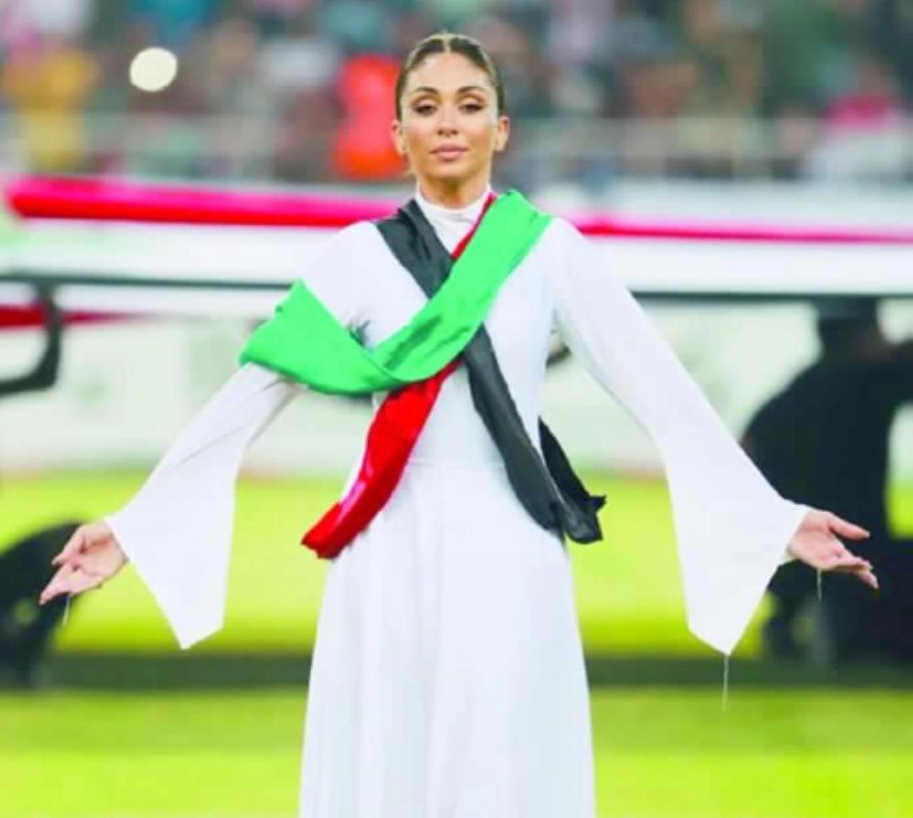 فتاة تؤدي رقصة استعراضية خلال الافتتاح