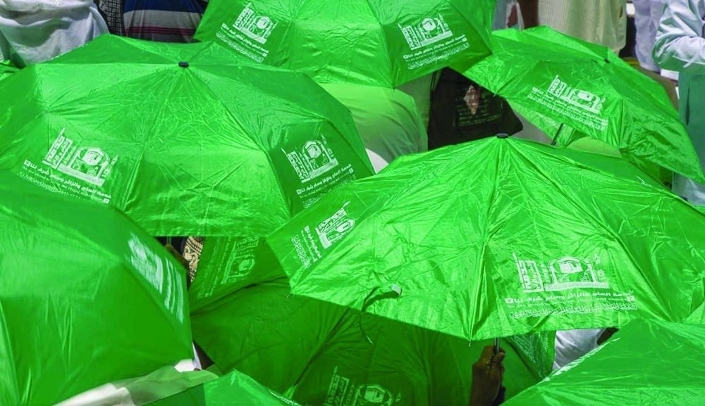 






 من توزيع المظلات على ضيوف الرحمن بالمسجد الحرام                               (مكة)