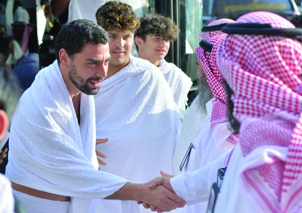 حجاج من ضيوف خادم الحرمين خلال وصولهم    