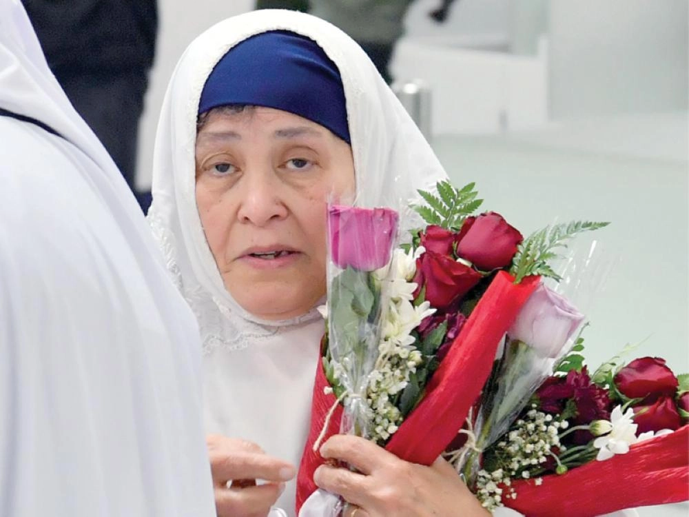 حاجة تحمل ورودا لدى وصولها                                                (مكة)