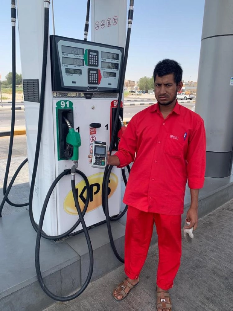 أحد عمال المحطات يستخدم جهاز دفع الكتروني (مكة)