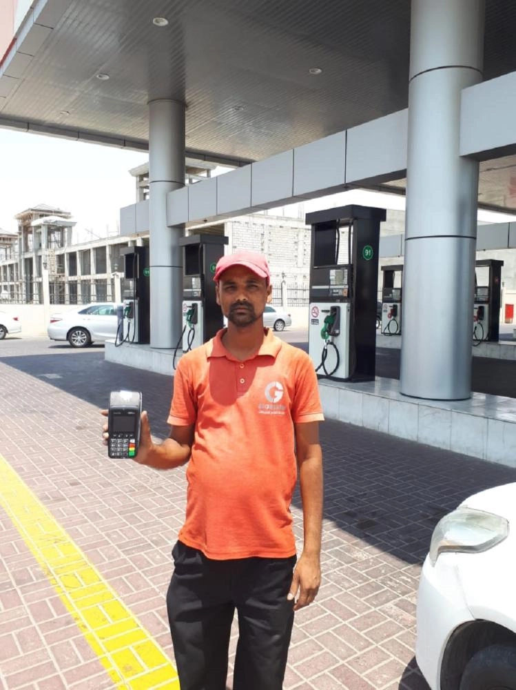 عامل يحمل جهاز دفع بإحدى المحطات (مكة)